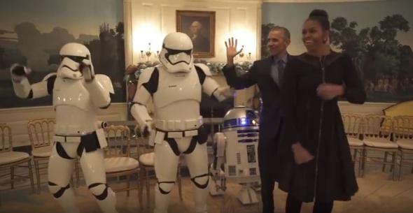 Δείτε τον Μπάρακ Ομπάμα και τη Μισέλ να χορεύουν με τους στρατιώτες του Star Wars - ΒΙΝΤΕΟ