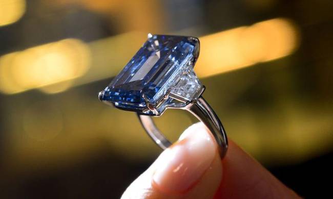 Ελβετία: Ρεκόρ για το μπλε διαμάντι Oppenheimer που πουλήθηκε σε τιμή σοκ! (pics)