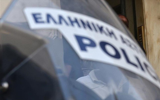 Στο 401 αστυνομικός που τραυματίστηκε στο κεφάλι από πυροβόλο μέσα στην Τροχαία Αθηνών