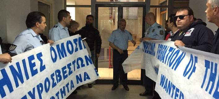 Kατάληψη αστυνομικών στα γραφεία του ΣΥΡΙΖΑ - ΒΙΝΤΕΟ