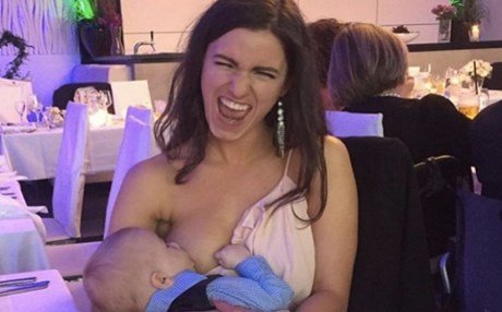 Δείτε τη viral φωτογραφία με μαμά που θηλάζει το μωρό της σε γαμήλιο πάρτι