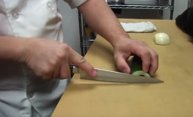 Σεφ κόβει λαχανικά σε χρόνο dt με δεμένα μάτια (βίντεο)