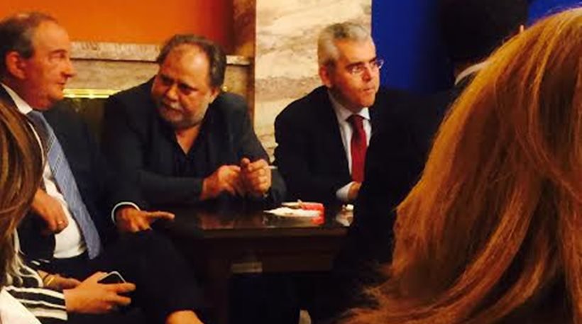 Βουλευτές έστησαν πηγαδάκι με τον Καραμανλή στο καφενείο της Βουλής - ΦΩΤΟ