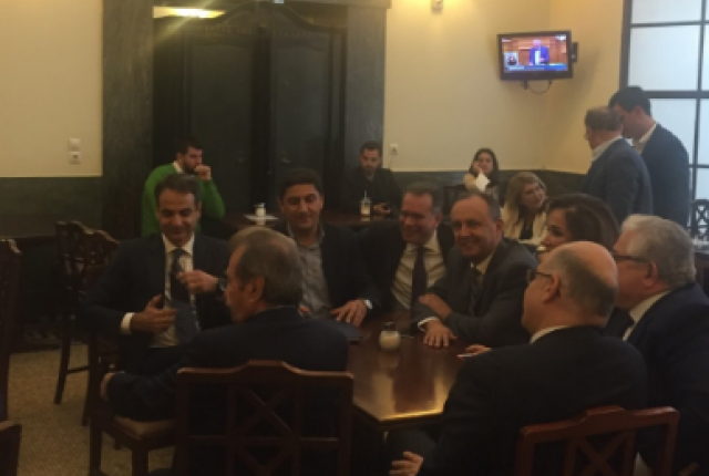 Το πηγαδάκι του Κυριάκου στο καφενείο της Βουλής με βουλευτές της ΝΔ -ΦΩΤΟ