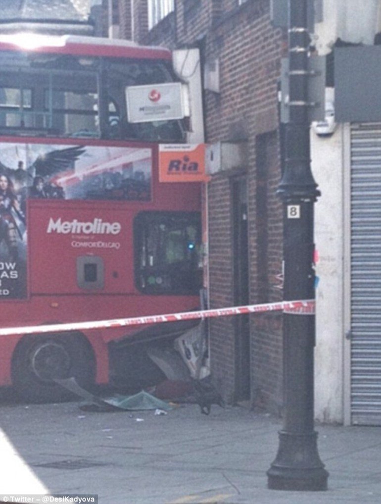 Λεωφορείο καρφώθηκε σε κατάστημα τραυματίζοντας 13 ανθρώπους