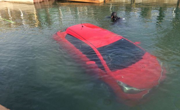 Νεαρή οδηγός έπεσε με το αυτοκίνητο σε λίμνη ακολουθώντας τις οδηγίες του GPS (βίντεο)