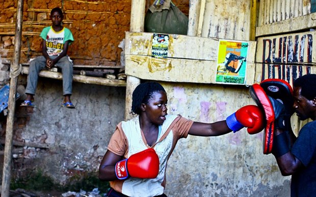 Οι γυναίκες της Αφρικής φορούν γάντια του μποξ και ρίχνονται στη μαχη- ΦΩΤΟ