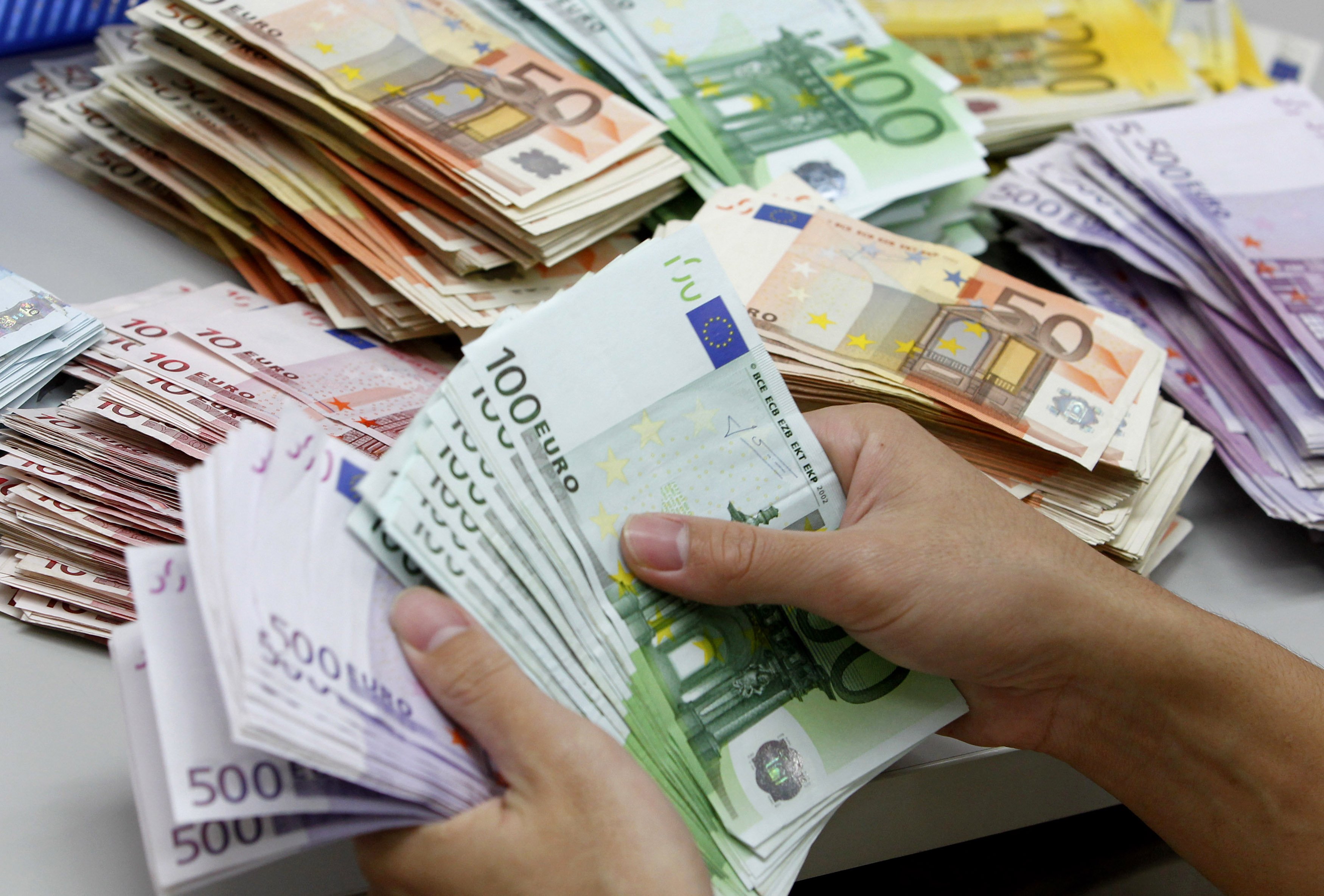 2 δις ευρώ κλειδωμένα στα... γραφεία