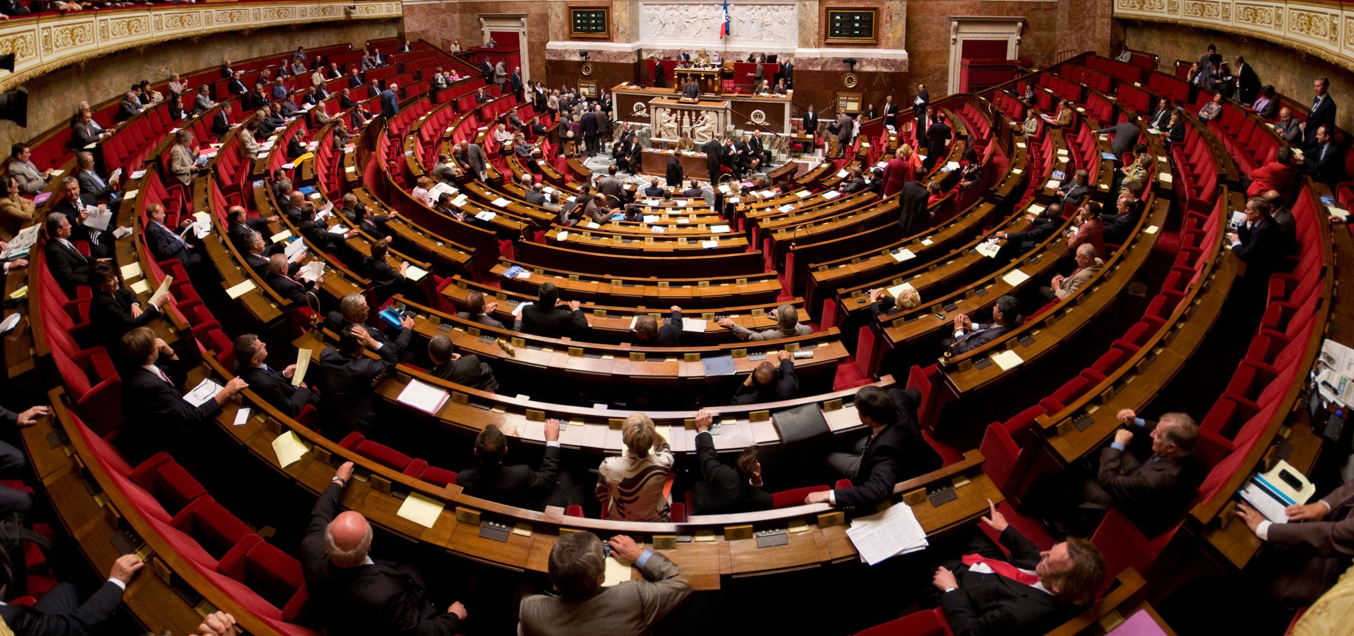 DW: Τα εργασιακά στη γαλλική Εθνοσυνέλευση