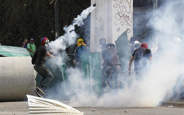Με δακρυγόνα "απαντά" η κυβέρνηση της Βενεζουέλας στους διαδηλωτές