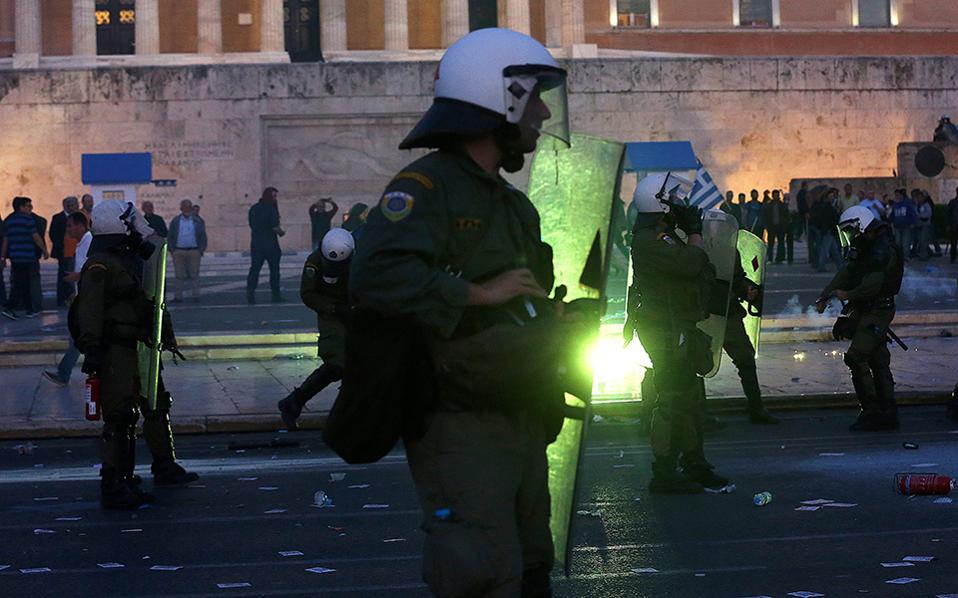Guardian: Οι Έλληνες προβλέπουν Grexit & δραχμή