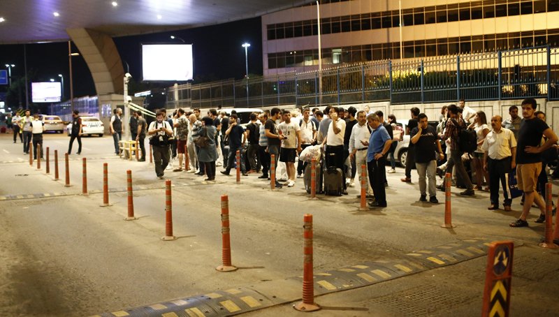Ανεστάλησαν οι πτήσεις στο αεροδρόμιο Ατατούρκ μετά την επίθεση