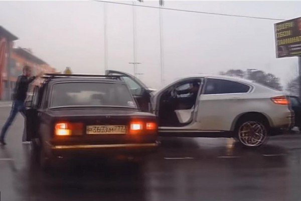 Τόσες «στούκες» με BMW X6 δεν έχετε ξαναδεί! (video)