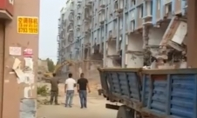 Απίστευτη κατεδάφιση: Έπεσε το κτίριο και τους πλάκωσε (video)