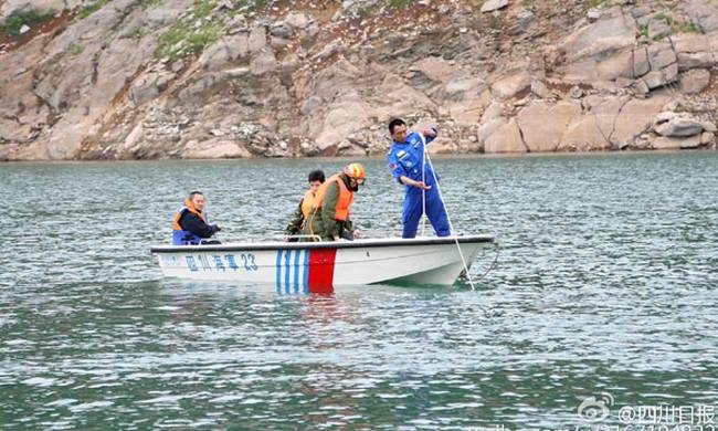 Σκάφος αναψυχής ανατράπηκε σε λίμνη - Ένα παιδί ανασύρθηκε νεκρό και 14 άτομα αγνοούνται
