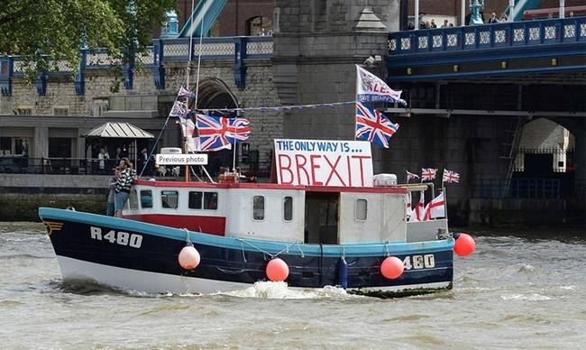 «Ναυμαχία» στον Τάμεση για το Brexit (photos & videos)
