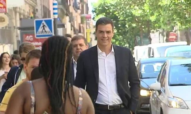 Σάλος στην Ισπανία: Ο Πέδρο Σάντσεθ χαιρέτησε μετανάστες και μετά... σκούπισε το χέρι του (video)