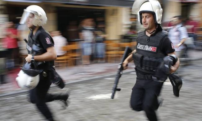 Μαζικές συλλήψεις πολιτικών εχθρών του Ερντογάν στην Τουρκία