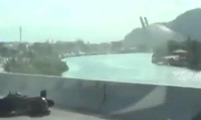 Μοτοσικλετιστής κάνει βουτιά από γέφυρα μετά από τρομακτικό τροχαίο