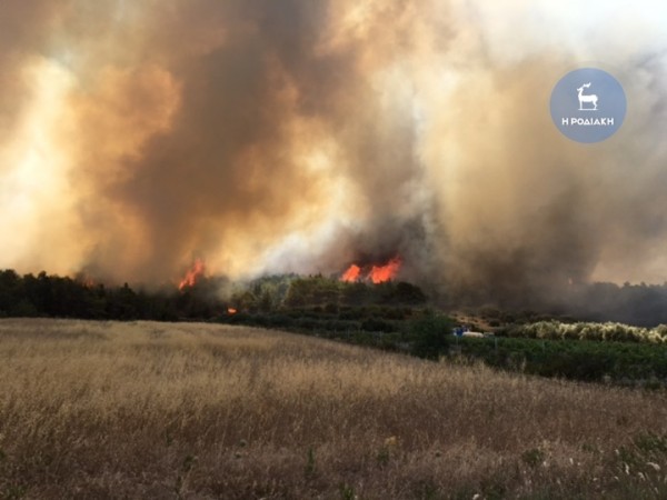 Ρόδος: Σε εξέλιξη φωτιά στο Φράγμα της Απολακκιάς - Εκκενώνεται το χωριό