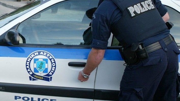 Σύλληψη 53χρονης που εξαπατούσε ηλικιωμένες προσποιούμενη την εφοριακό ή την υπάλληλο του ΙΚΑ