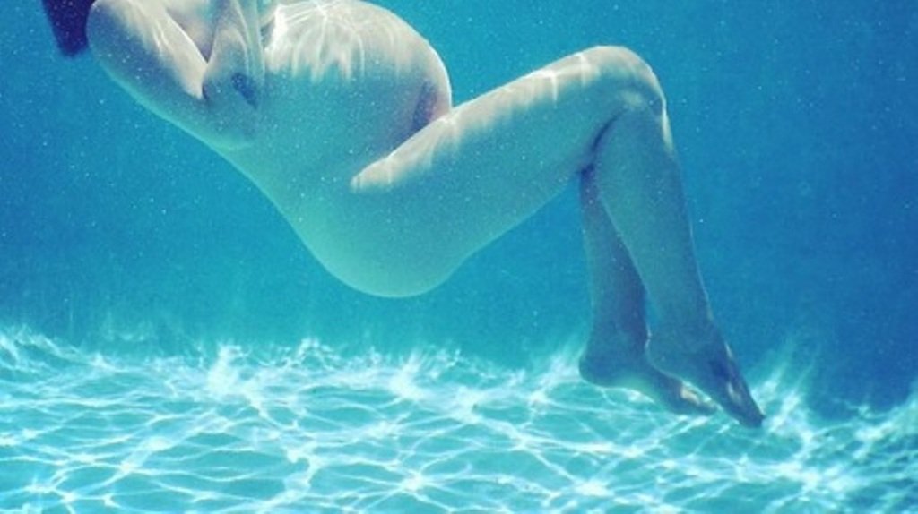 Ποια γνωστή τραγουδίστρια ποζάρει γυμνή στο νερό σε προχωρημένη εγκυμοσύνη - ΦΩΤΟ