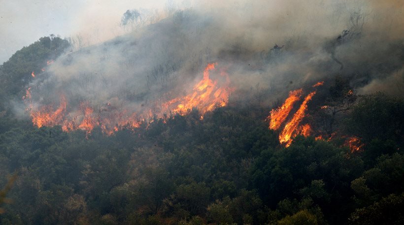 Μαίνεται η πυρκαγιά στα Δερβενοχώρια – Κατευθύνεται σε χωριό