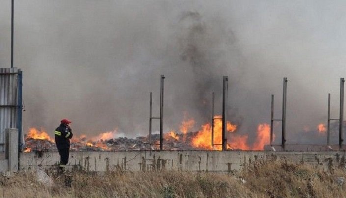 Μεγάλη πυρκαγιά σε εργοστάσιο στη Λάρισα