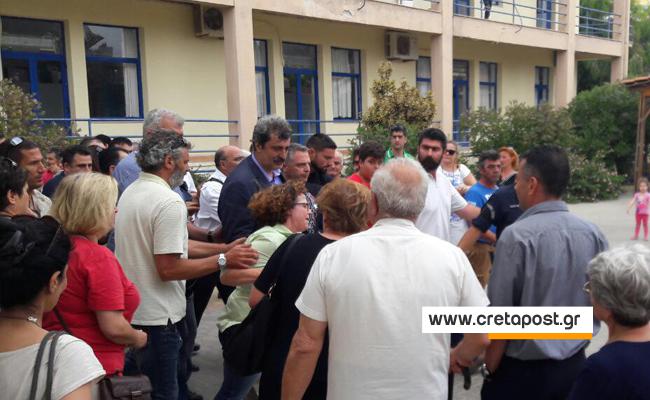 Νέες διαμαρτυρίες κατά την αποχώρηση Πολάκη από το νοσοκομείο Ιεράπετρας