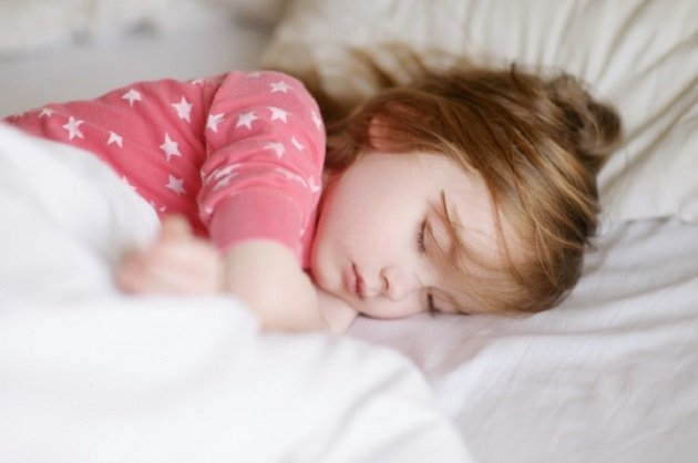 Νέες οδηγίες για το πόσο πρέπει να κοιμούνται τα παιδιά & οι έφηβοι