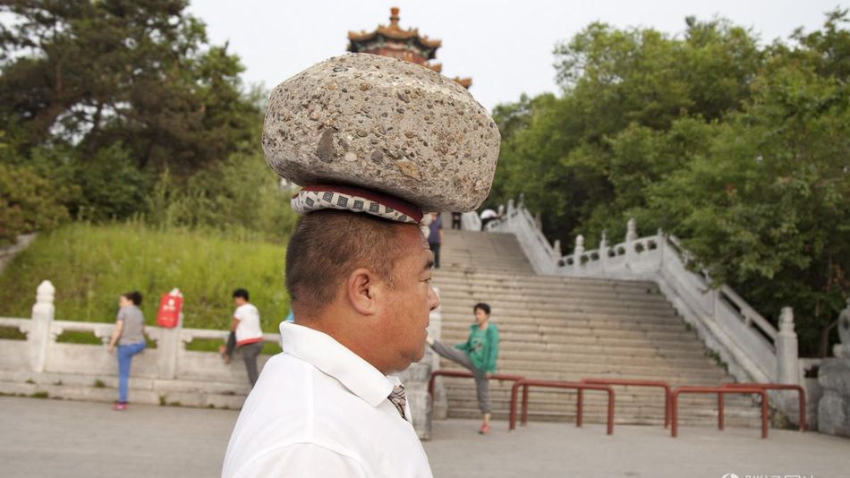 Αυτός ο άνδρας έχασε 30 κιλά περπατώντας με μια πέτρα... στο κεφάλι του