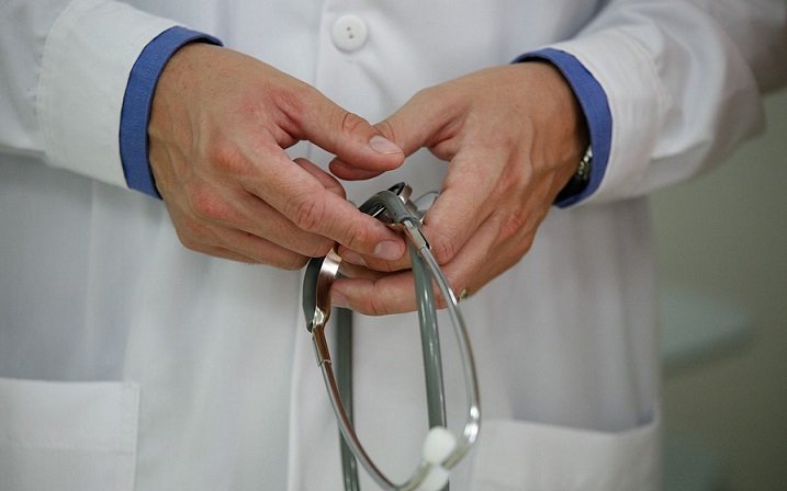 Μηνιαίο επίδομα 400 ευρώ θα λάβουν αναδρομικά γιατροί σε άγονες περιοχές