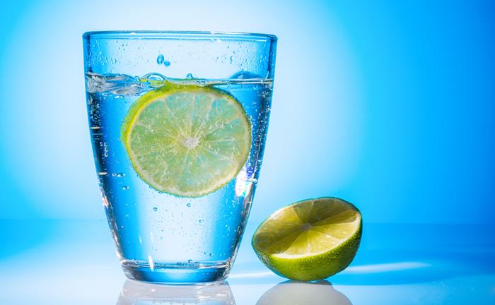 Λεμόνι με νερό - Τρεις λόγοι για να πίνετε κάθε πρωί - Το μυστικό των σταρ