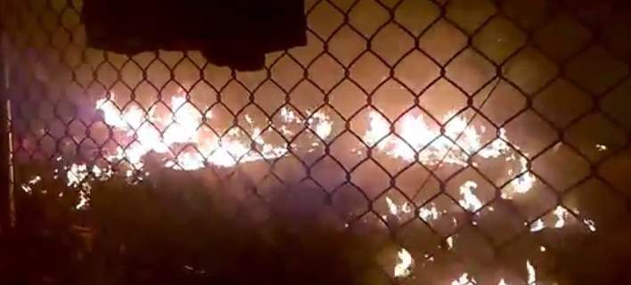 Πύρινο "χάος" στη Μόρια με έξι τραυματίες: Μετανάστες έβαλαν φωτιές στον καταυλισμό