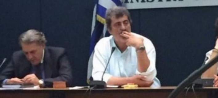 Π. Πολάκης: Τι απάντησε για την επίμαχη φωτογραφία με το τσιγάρο στο υπουργείο;