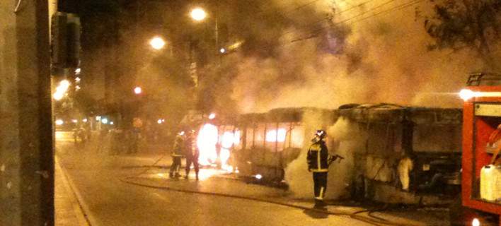Νύχτα τρόμου στα Εξάρχεια - Αντιεξουσιαστές πυρπόλησαν λεωφορείο & τρόλεϊ -ΦΩΤΟ