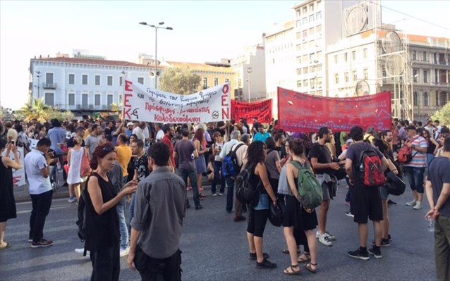 Πορεία υπέρ των προσφύγων στο κέντρο της Αθήνας - «Ζούμε μαζί, αγωνιζόμαστε μαζί»