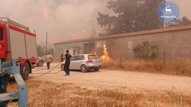 Ανεξέλεγκτη η φωτιά στη Ρόδο: Απειλεί τα πρώτα σπίτια!
