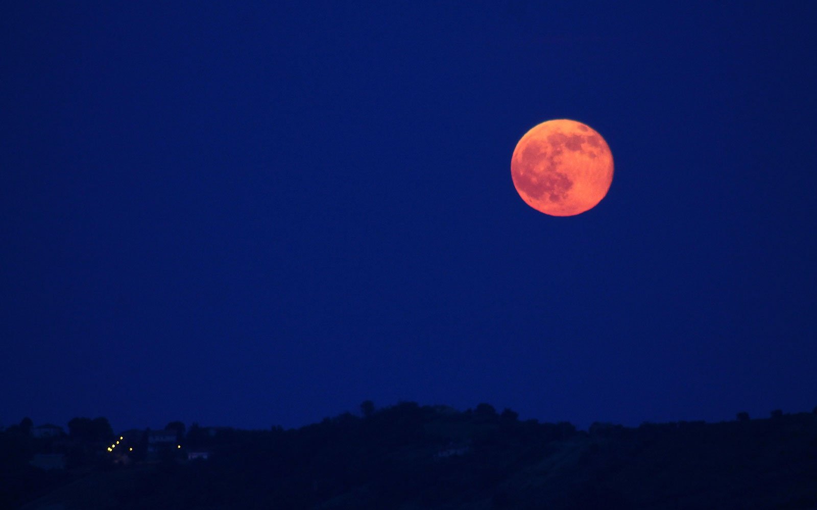 Tι είναι το Strawberry Moon και το θερινό ηλιοστάσιο - Τι σπάνιο πρόκειται να συμβεί αύριο;