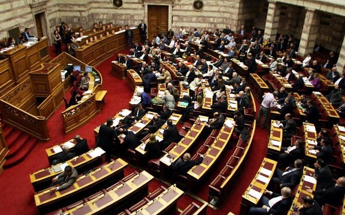 Με τις ψήφους ΣΥΡΙΖΑ και ΑΝΕΛ πέρασαν τα εκκρεμή προαπαιτούμενα από τη Βουλή