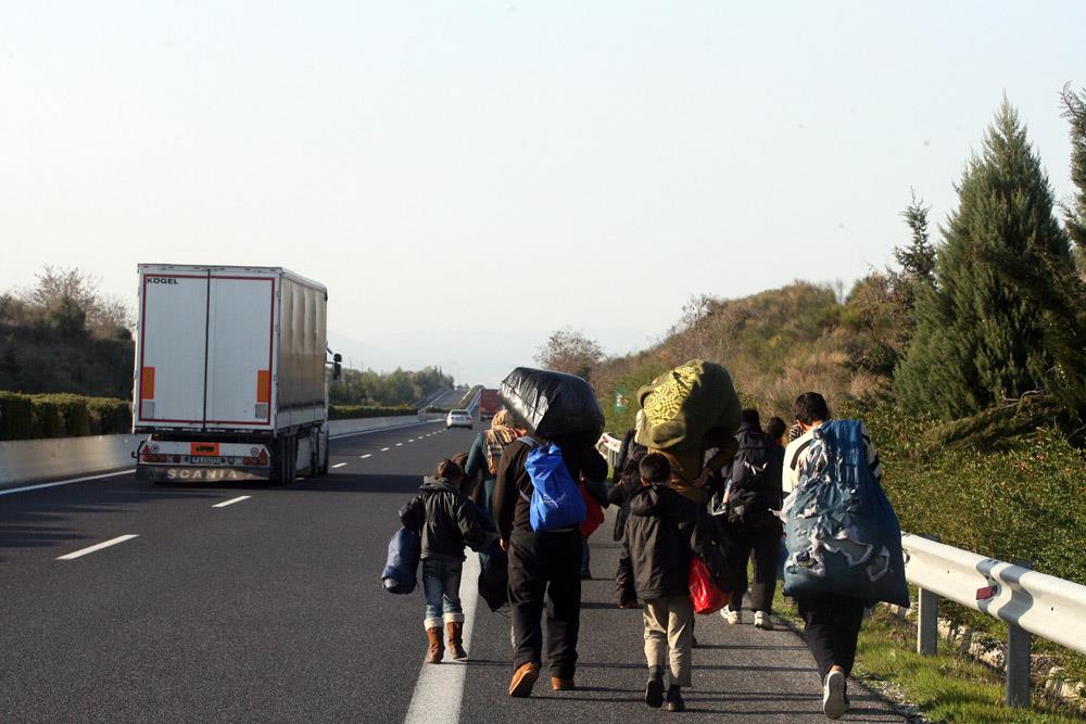 Ρατσιστική επίθεση από οδηγό σε 3 πρόσφυγες - Τους τραυμάτησε