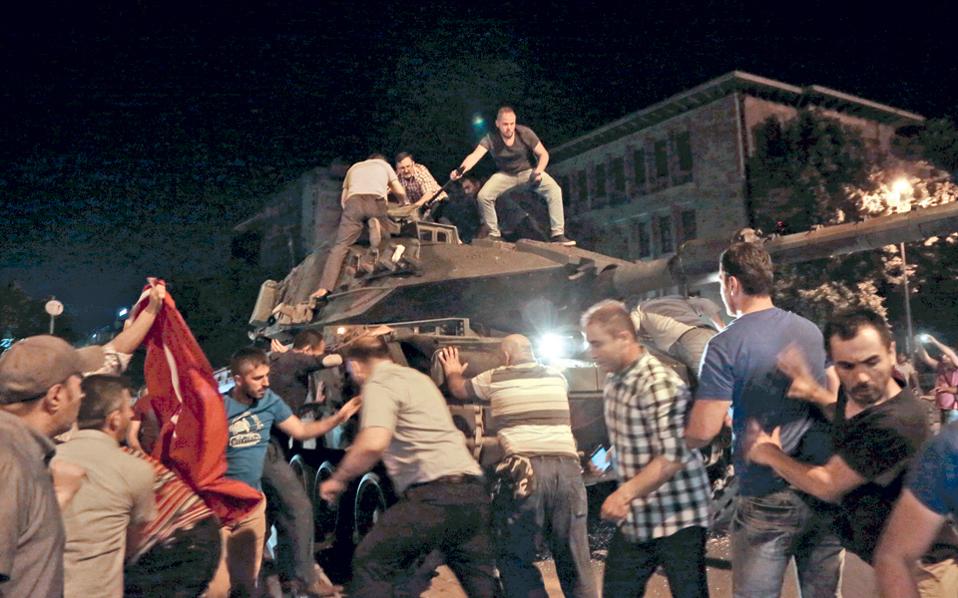 Σοκαριστικό βίντεο απο το βράδυ της απόπειρας πραξικοπήματος στην Τουρκία