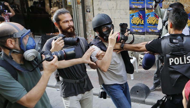 Εντάλματα σύλληψης κατά 42 δημοσιογράφων, στην Τουρκία