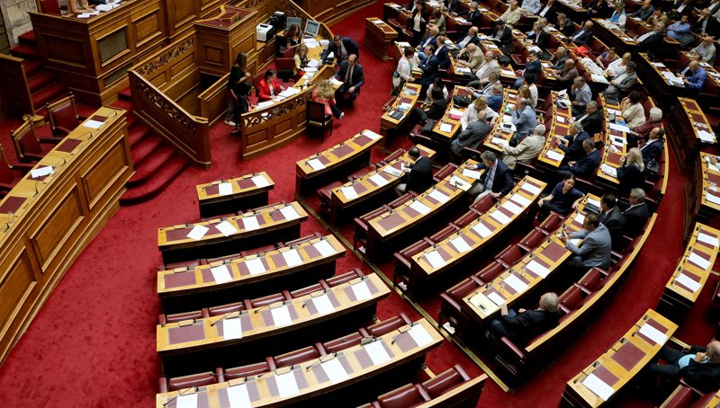 Κόντρες στην Ολομέλεια της Βουλής για τον νέο εκλογικό νόμο