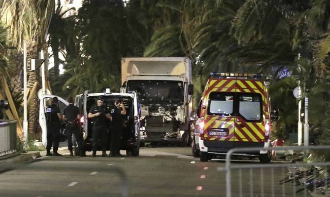 Επίθεση Γαλλία: Νέο βίντεο με το φορτηγό που σκόρπισε το θάνατο - Καρέ καρέ η φρίκη