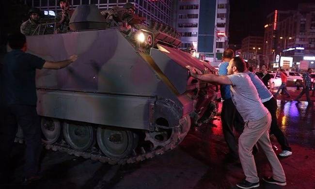 Πραξικόπημα Τουρκία: Άρμα περνάει πάνω από διαδηλωτή (video)