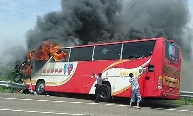 ΦΡΙΚΗ: Κάηκαν ζωντανοί 26 επιβάτες λεωφορείου – Σοκαριστικές εικόνες