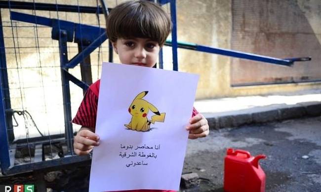Σπαρακτικό μήνυμα από τα παιδιά της Συρίας: Κρατούν εικόνες με Πόκεμον και... (video)
