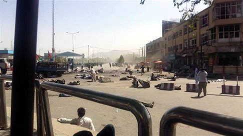 Δεκάδες νεκροί σε επίθεση αυτοκτονίας σε διαδήλωση στην Καμπούλ