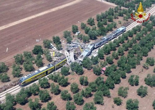 Δεκάδες νεκροί από σφοδρή σύγκρουση τρένων στην Ιταλία